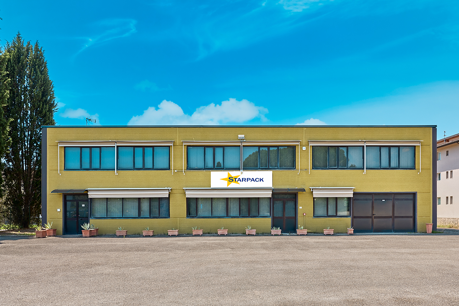 Stabilimento Starpack - Edificio moderno per la produzione di packaging sostenibile